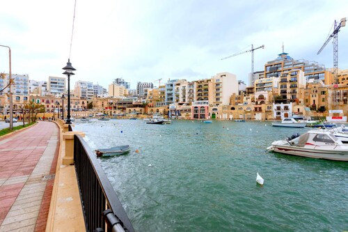 Spinola Bay 2BR flat with Sea Views & Terrace