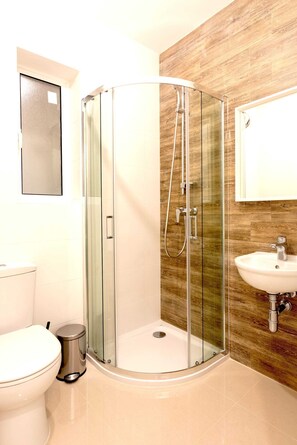 Dusche, Haartrockner, Handtücher, Seife