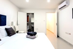 2 Schlafzimmer, Schreibtisch, Bügeleisen/Bügelbrett, Reisekinderbett