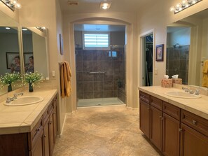 A bathroom with two sinks, a shower, and a large mirror. - AVAIL SEP 10 - OCT 5! Elegant Quail Creek Resort Home with Spool, Green Valley (Green Valley)