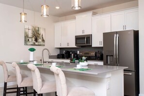 Fridge, microwave, oven, stovetop - Gorgeous Decor 4 Bd w  Pool Close to Disney 4820 (Kissimmee)