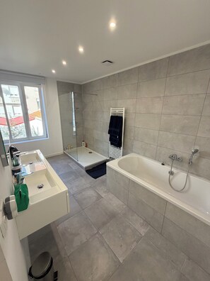 Shower, towels, soap, toilet paper - Large modern house in the center of town (Paris)