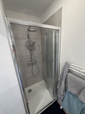 Regadera, toallas, jabón, papel de baño 