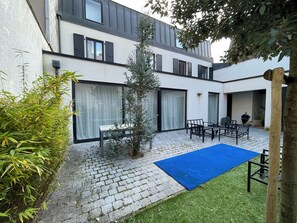 Outdoor dining - Large modern house in the center of town (Paris)