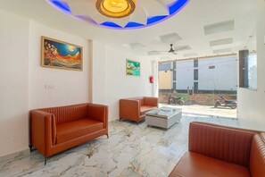 Living area - HOTEL RIYA RAJ (Haridwar)