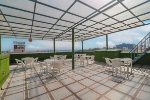 Outdoor dining - HOTEL RIYA RAJ (Haridwar)