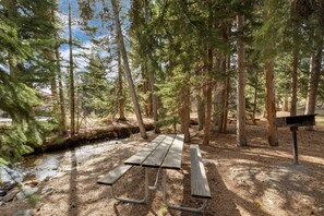Outdoor dining - Wildwood Suites 106 in Breckenridge (Breckenridge)