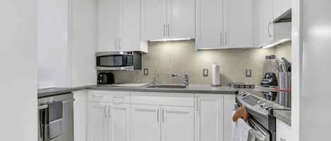 Apartment, 1 Bedroom | Private kitchen