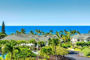 A coastal residential area with houses, a swimming pool, and a view of the ocean. - Na Hale O Keauhou C6 3 Bedroom Condo (Kailua-Kona)