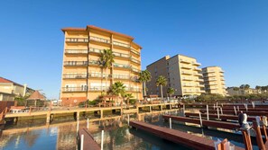 Marina - Direct Bayfront Sunsets - Boat Docks - Pool - Fish 2 Bedroom Apts (South Padre Island)