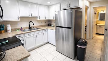 Apartment, 2 Bedrooms | Private kitchen