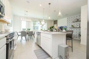 Fridge, microwave, oven, stovetop - Cozy 3Bd Close to Disney   Enclave 1021 (Davenport)