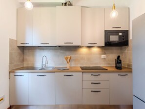 Refrigerador, microondas, lavavajillas y utensilios de cocina 