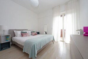 A modern bedroom with a bed, bedside tables, and a dresser. - Rifugio incantato sul Tevere (ROMA)
