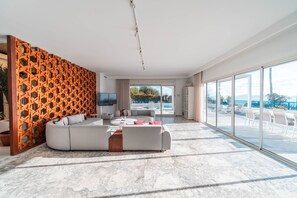 TV, fireplace, offices - Dar Sophia: La plus belle vue de Sidi Bou Said (Site archéologique de Carthage)