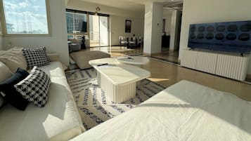 3 chambres, bureau, fer et planche à repasser, lit de bébé portatif