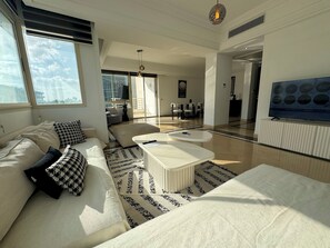 TV, offices - Black & White: Modern & Spacious (Tunis)