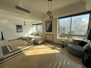 Televisión y oficina 