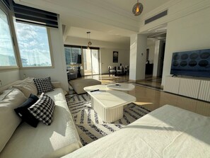TV, offices - Black & White: Modern & Spacious (Tunis)