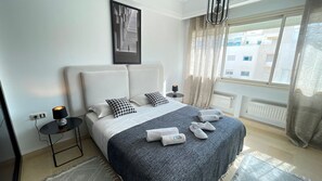 3 bedrooms, desk, iron/ironing board, travel cot - Black & White: Modern & Spacious (Tunis)