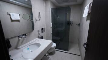 Douche, sĂšche-cheveux, chaussons, serviettes fournies