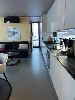 Cabin, 2 Bedrooms, Terrace, Mountain View | Private kitchen