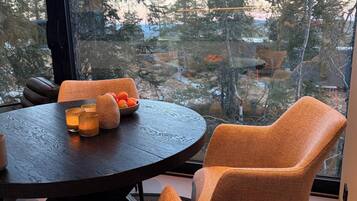 Cabin, 2 Bedrooms, Terrace, Mountain View | Dining room