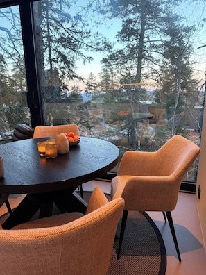 Cabin, 2 Bedrooms, Terrace, Mountain View | Dining room