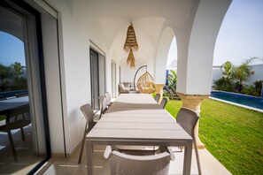 Outdoor dining - Modernity Villa exceptionnelle à Hammamet Centre (Hammamet Sud)