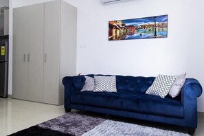 Living area - Perfectly situated studio apartment in Accra (Accra)