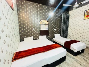 Deluxe Double Room, Balcony, City View | Egyptian cotton sheets, premium bedding, desk, laptop workspace - Roomshala Hotel Haveli (New Delhi)