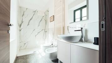 Douche, sèche-cheveux, bidet, serviettes fournies
