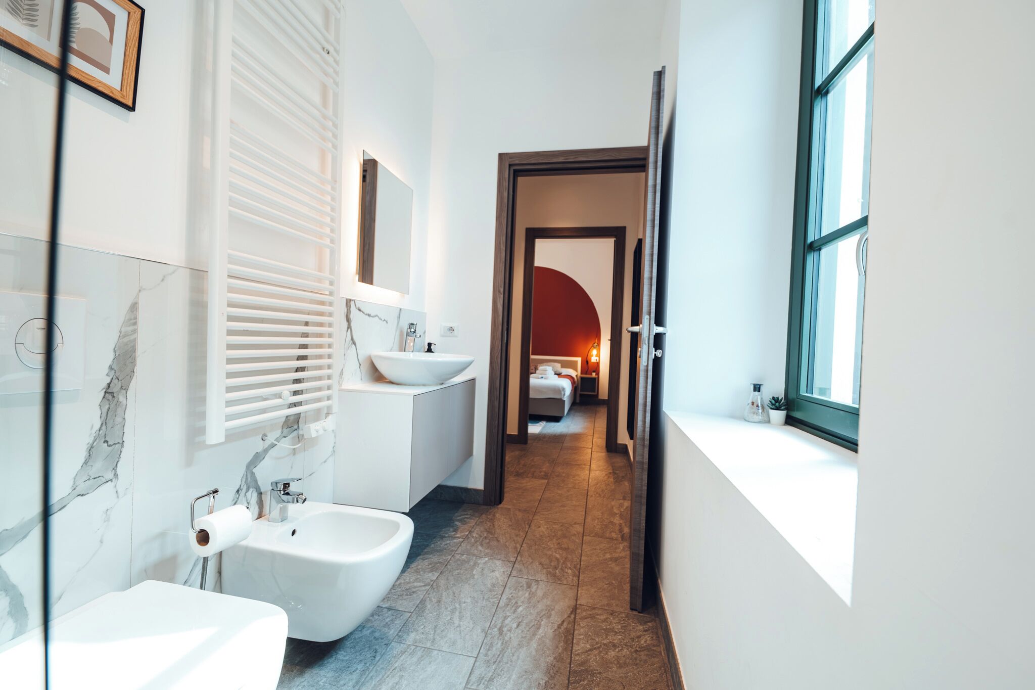 Shower, hair dryer, bidet, towels