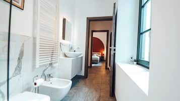 Dusche, Haartrockner, Bidet, Handtücher