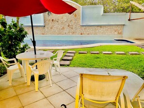 Outdoor dining - 8 Pax Basic Pool Villa (Playa del Carmen)