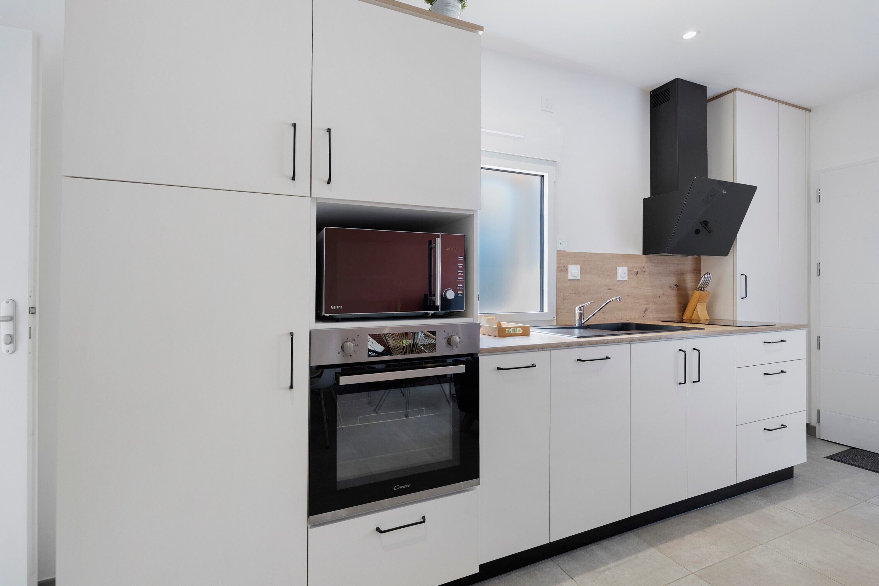 Een koelkast, een magnetron, een oven, een kookplaat