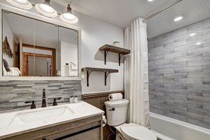 Shower, hair dryer, towels - Lances West #11 in Columbine Rd (Columbine Rd)