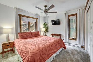 1 habitación, tabla de planchar con plancha y ropa de cama 