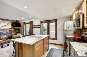 Fridge, microwave, oven, stovetop - Lances West #11 in Columbine Rd (Columbine Rd)
