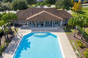 Ein Gebäude mit Schwimmbad, Außenbereich und überdachter Terrasse.
