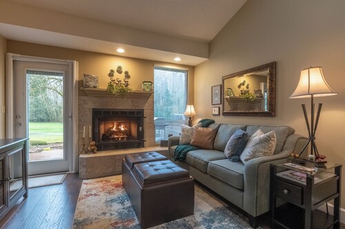 Beautiful condo on the golf course ,clubhouse with pool,hot tub,sauna & gym