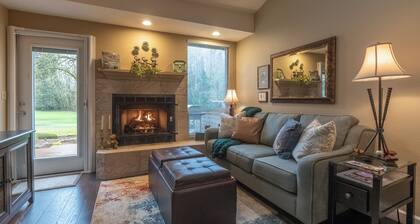 Beautiful condo on the golf course ,clubhouse with pool,hot tub,sauna & gym