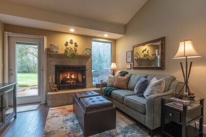 Condo on Mt Hood Resort golf course , fireplace , pool, hot tub, gym !
