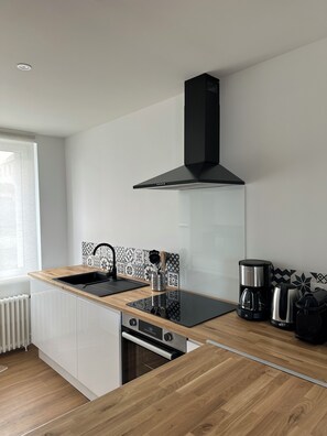 Micro-ondes, four, plaque de cuisson, lave-vaisselle