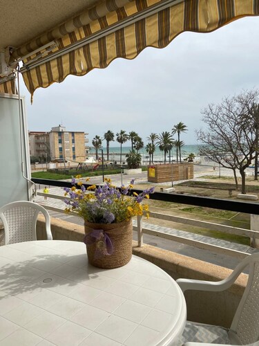 Cubelles apartment (80m²) with terrace and swimming pool at 50m from the Sea