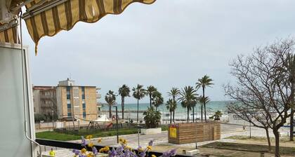 Cubelles apartment (80mÂČ) with terrace and swimming pool at 50m from the Sea