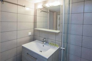 Shower, hair dryer, towels, shampoo - Trendy Cozy 2 Bd Apt in Panormou Metro Station (Athina)