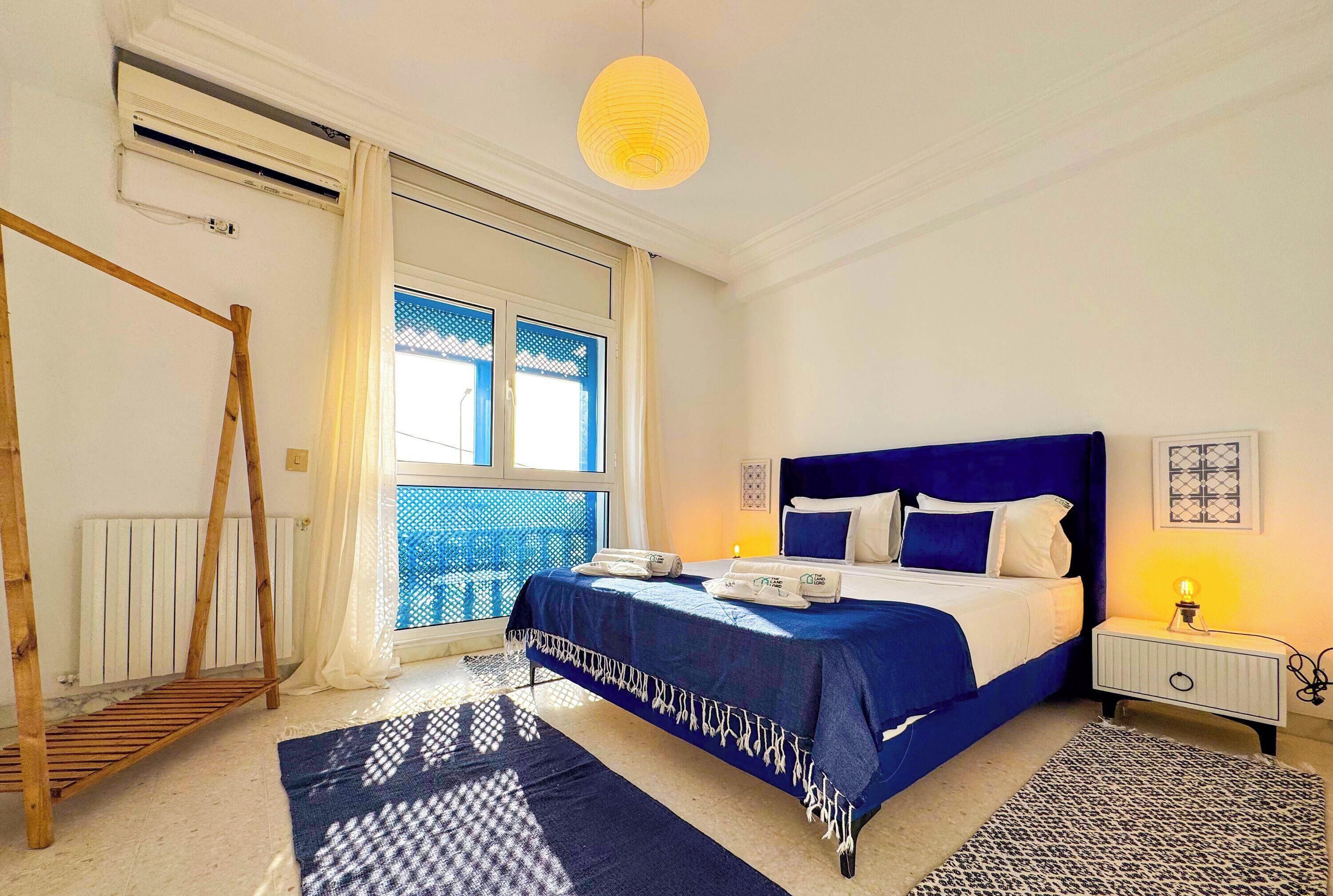 1 habitación, tabla de planchar con plancha y ropa de cama 