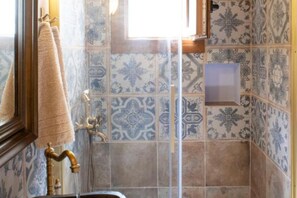 Douche, sèche-cheveux, serviettes fournies, savon