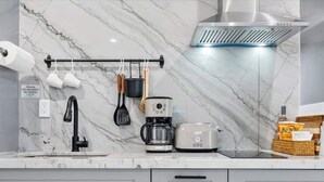 Een koffiezetapparaat/waterkoker, een koelkast, een magnetron